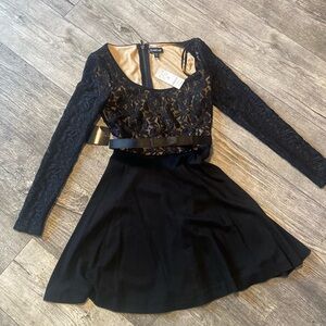 NWT Bebe long sleeve lace dress with removable belt